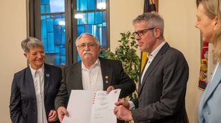 Ehrenstadtrat Bernhard Wahlig (2.v.l.) erhielt im Bensheimer Rathaus den Landesehrenbrief durch Landrat Christian Engelhardt, links Bürgermeisterin Christine Klein, rechts Stadtverordnetenvorsteherin Christine Deppert.