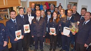 Zahlreiche Ehrungen und Beförderungen konnten bei der Jahreshauptversammlung der Elmshäuser Feuerwehr ausgesprochen werden.