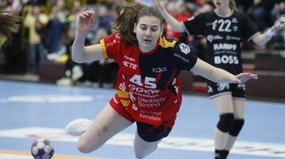 Sophia Ewald kann bei den Flames erst einmal nicht mehr zupacken. Sie fällt nach einem Handbruch verletzungsbedingt aus, so dass auf der Kreisspielerin-Position mittlerweile der Notstand bei Bensheim/Auerbach ausgebrochen ist.