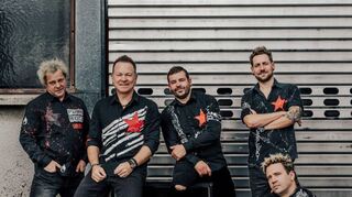Die in Bensheim gegründete Tribute-Band „Opium fürs Volk“ muss nach einem Angriff, bei dem die Musiker verletzt worden sind, ihr Konzert im Rex verlegen.