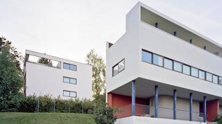 Revolutionäre Architektur der 1920er Jahre: Oben das Einfamilienhaus und das als Museum dienende, als Welterbe eingestufte Doppelhaus von Le Corbusier und Pierre Jeanneret