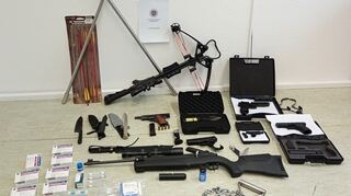 Unter den sichergestellten Waffen befand sich unter anderem eine Armbrust, ein Luftdruckgewehr mit Schalldämpfer und Zielfernrohr und eine ebensolche Kurzwaffe.