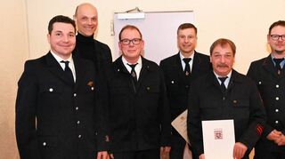 Unser Bild zeigt (v.l.) Stefan Gärtner (neuer stellvertretender Vorsitzender des Feuerwehrvereins), Bürgermeister Holger Habich, Stefan Schneider (Wehrführer), Dieter Volk (Beförderung zum Feuerwehrmann), Gerald Hundsdorf (20 Jahre aktiver Dienst) und Stefan Rechner, den neuen Vorsitzenden des Feuerwehrvereins.