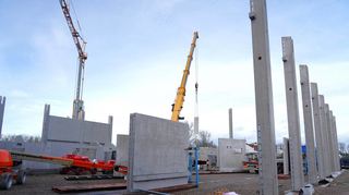 Täglich kommen riesige Stahlbetonteile im Ehlried an. In wenigen Wochen wird Richtfest für die Dreifeldhalle sein. Nutzbar ist sie ab November.