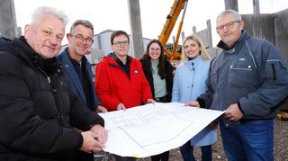 Die Arbeiten sind im Zeitplan, auf der Baustelle gibt es zufriedene Gesichter. Unser Bild zeigt Bürgermeister Schönung (2.v.l.) mit Achim Romanowski (l.), Eigenbetriebsleiter Stadtbetriebe Ralf Kleisinger (M.) und weiteren Verantwortlichen.