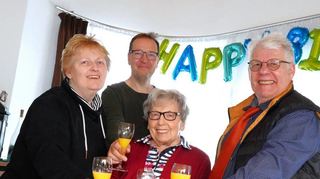 Maria Diehl freute sich über viele Glückwünsche, zum Beispiel von Edith und Markus Diehl und Stadtrat Jürgen Engert (r.).