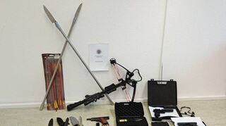 Bei einer Hausdurchsuchung in Bensheim hat die Polizei mehrere Waffen sichergestellt.