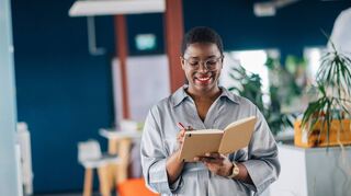 Angesichts der vielen Veränderungen in der Arbeitswelt ist lebenslanges Lernen gefragt: Wer im Job vorankommen will, sollte regelmäßig auf Weiterbildungen setzen. Gute Chancen für einen Quereinstieg gibt es besonders bei größeren Arbeitgebern.