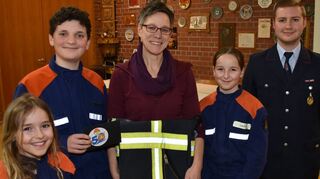 Hannah (l.) und Laura Armbruster erinnerten die Hauptversammlung an die vielen Veranstaltungen des Feuerwehr-Nachwuchses und das Jubiläum. Unser Bild zeigt sie mit Paul Hillenbrand, Steffi Seitz und Jugendfeuerwehrleiter Florian Röll.