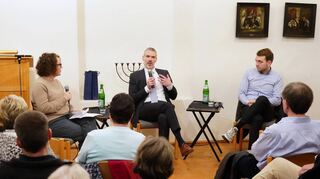 Der Auerbacher Synagogenverein hatte zu einer Diskussionsrunde mit MdB Philip Krämer (r.) und Daniel Neumann, Direktor des Landesverbandes der Jüdischen Gemeinden in Hessen (M.) eingeladen.