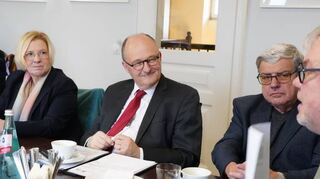 Jahresauftakt-Pressekonferenz der Bergsträßer CDU im Lorscher „Back- und Brauhaus“: Unser Bild zeigt (v.l.) Alexander Bauer, Birgit Heitland, Michael Meister, Werner Wiedemann und Torsten Volkert.