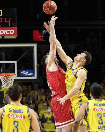 Owen Klassen (in Rot) wird sich mit den Würzburg Baskets strecken müssen, um das Heimspiel gegen Alba Berlin (hier eine Szene aus dem Hinspiel) zu gewinnen. Die Halle für dieses Spitzenspiel ist ausverkauft.
