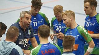 Viernheims Trainer Christian Mueller (li.) fand zuletzt offenbar die richtigen Worte. Der TSV Amicitia ist Tabellenführer der Badenliga.