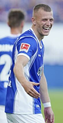 Fußball: Bundesliga, Darmstadt 98 - Borussia Mönchengladbach, 4. Spieltag, Merck-Stadion am Böllenfalltor. Darmstadts Tim Skarke (l) jubelt über das Tor zum 3:0 mit Fabian Holland. +++ dpa-Bildfunk +++