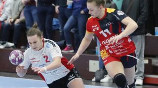 Die Leverkusener Toptorjägerin Mareike Thomaier (li.) kam nicht zum Zuge bei den Flames, bei denen Sarah Dekker (2. v. li.) zu den besten Torschützinnen zählte. Amelie Berger (re.) erzielte indes einen der schönsten Treffer zum klaren HSG-Sieg.
