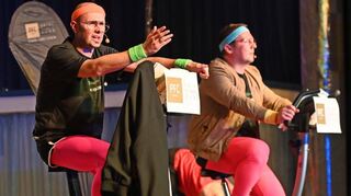 Die Senioren Ludwig und Karl (Dr. Sebastian Koob und Alexander Löffelholz) sind auf dem Fahrrad zwar ziemlich langsam, den neuesten Klatsch aber verbreiten sie im flotten Tempo. Manuel Hartmann und „Ordnungshüter“ Manuel Rau (rechts) unterhielten das Publikum mit ihrem Gespräch am Lorscher Parkscheinautomaten.