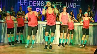 Sportlich fit zeigte sich die Garde bei ihren Aerobic-Übungen auf der Bühne.