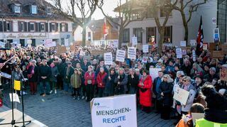 Manfred Forell vom „Bündnis Demokratie und Zivilcourage Vielfalt. Jetzt“ und viele weitere Rednerinnen und Redner sprachen in Heppenheim zu mehr als 4000 Demonstranten.