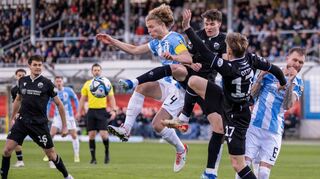 Der ehemalige Sandhausener Spieler Jesper Verlaat (TSV 1860 München) und sein Kollege Tim Rieder (r.) im Duell mit Max Geschwill und David Otto vom SVS.