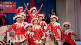 Saalfastnacht vom Feinsten: Die Bensheimer Frauenfastnacht zündete bei ihrer Premierensitzung im Kolpinghaus ein Feuerwerk der guten Laune, freche Büttenreden und flotte Tanzeinlagen (hier das Gardeballett) sorgten für beste Stimmung.