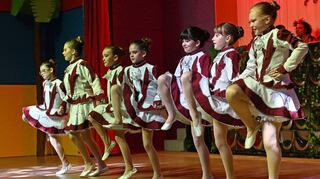 Die Tanzdarbietung des Mittleren Balletts wurde vom Publikum mit viel Applaus gefeiert.