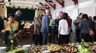 Am Büfett kam man ins Gespräch, auch mit dem Bischof.