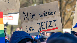 "Nie wieder ist jetzt": Derzeit gehen in Deutschland viele Menschen gegen Rechtsextremismus auf die Straße. Auch die Wirtschaft bezieht Stellung.