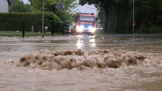 Bei Starkregen steigt die Überflutungsgefahr, wenn die Kapazitäten des Abwassersystems erschöpft sind. Der KMB hat eine Starkregengefahrenkarte für das Stadtgebiet erstellt, die auf der Homepage des Zweckverbands zugänglich ist.
