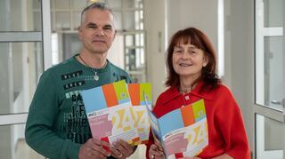 Die Leiterin der Kreisvolkshochschule Bergstraße, Iris Hoch, und Fachbereichsleiter Matthias Petry stellten gestern im Landratsamt in Heppenheim das Programm für das Frühjahrs-Semester 2024 vor.