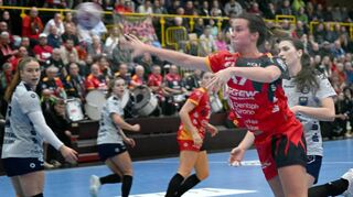 Durch den 30:26-Heimsieg gegen den Buxtehuder SV bleibt die HSG Bensheim/Auerbach in der Weststadthalle in dieser Bundesliga-Saison weitethin ungeschlagen. Flames-Kapitänin Lisa Friedberger (beim Wurf) steuerte vier Treffer zum Erfolg bei.