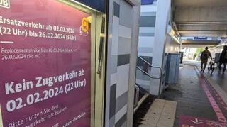 Plakate am Bahnhof Bensheim weisen auf die Sperrung hin.
