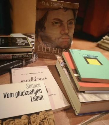 Der Flohmarkt bietet Lebenskunst- und philosophische Bücher, aber auch Krimis.