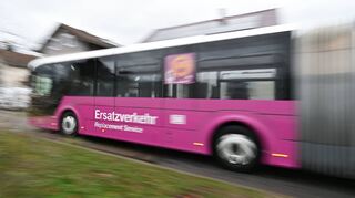 Die violetten Ersatzbusse der Bahn sind wieder in der Region unterwegs – ab Freitag für dreieinhalb Wochen entlang der Main-Neckar-Bahn.