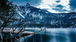 Unwirklich: Ein beeindruckendes Bergpanorama säumt den Rundweg um die Alpsee.