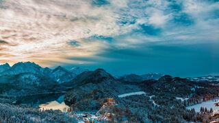 Panoramablick: Eine traumhafte Kulisse bietet Hohenschwangau und sein Schloss in den kalten Wintermonaten.