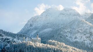 Winterlicher Märchenzauber: Das Schloss Neuschwanstein kann bei der Alpsee-Rundwanderung im Schneekleid bewundert werden.