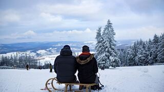 Startpunkt: Die Winterwanderung beginnt auf der Wasserkuppe. Dort kann auch gerodelt werden.