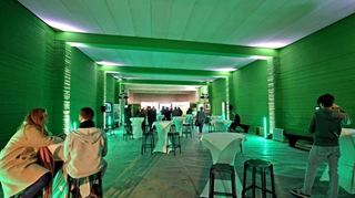 Díe grüne Farbe im großen Innenraum wurde von einem Farbroboter angebracht.