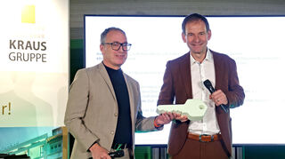 Nach rund 140 Druckstunden und nunmehr vollendetem Innenausbau ist e so weit: Hans-Jörg Kraus übergibt die Schlüssel zu Europas größtem 3D-Druck-Gebäude an den Mieter Heidelberg iT auf der Konversionsfläche Campbell Heidelberg. Hier:  symbolische Schlüsselübergabe von Hans-Jörg Kraus, Bauherr, und Matthias Blatz.