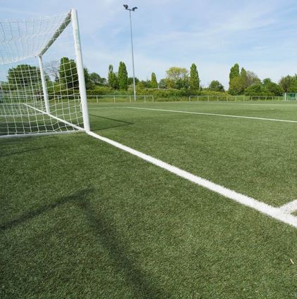 Der FC Italia hat einen schönen Kunstrasenplatz am Berliner Ring, das Vereinsleben leidet aber unter der Tatsache, dass es noch kein Vereinsheim gibt.