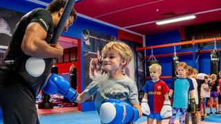 Die Teilnahme von Kindern an den Bensheimer Ferienspielen – wie auf unserem Bild im Jahr 2023 beim Boxtraining des KSC – wird teurer.