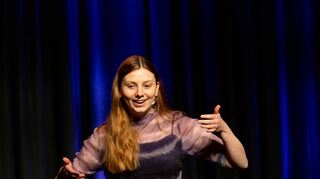 Lara Ermer, Psychologin und Poetry-Slammerin, unterhielt das Publikum mit einem Auszug aus ihrem Programm „Zuckerjokes und Peitsche“.