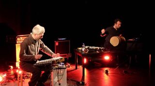 Santur-Spieler Stefan Fraunberger (l.) und Perkussionist Joss Turnbull beim Konzert im Studio der Alten Feuerwache Mannheim.