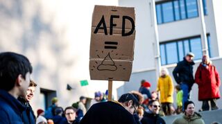 Auch an der Martin-Buber-Schule versammelten sich viele (junge) Menschen, um ein Zeichen für die Demokratie und gegen den Rechtsruck zu setzen.