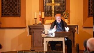 Jürgen Flügge bei der szenischen Lesung in der Heilig-Geist-Kirche in Heppenheim.