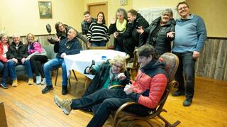 Unser Bild zeigt die Theatergruppe der FFW bei den Proben zu ihrer neuen Eigenproduktion, die im Rahmen des Feuerwehrballs aufgeführt wird.