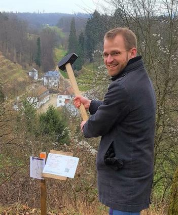 Pfarrer Lukas von Nordheim beim Aufbau des Valentinswegs.