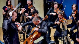 Edward Elgars dramatische Momente inklusive: Boian Videnoff am Pult der Mannheimer Philharmoniker mit Gastcellist Kyril Zlotnikov.