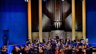 Die Mannheimer Philharmoniker spielen im Rosengarten.