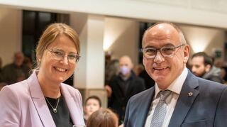 Die neue Bergsträßer Dekanin Sonja Mattes und ihr Vorgänger Arno Kreh stießen beim Empfang nach dem Gottesdienst mit einem Gläschen Sekt an.